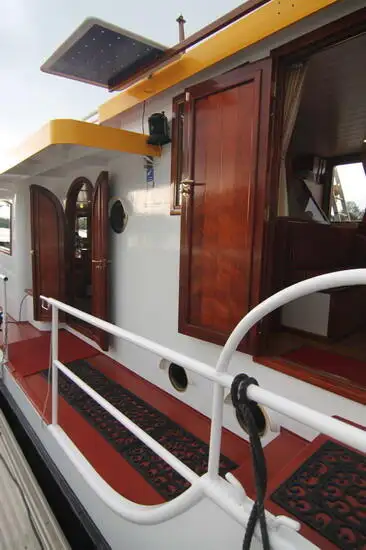 Tàu du lịch để bán
