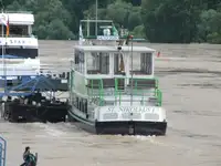 Tàu du lịch để bán