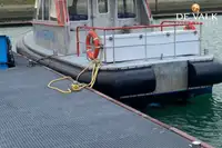Tàu chở thủy thủ đoàn để bán