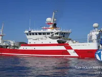 Tàu kéo lưới để bán