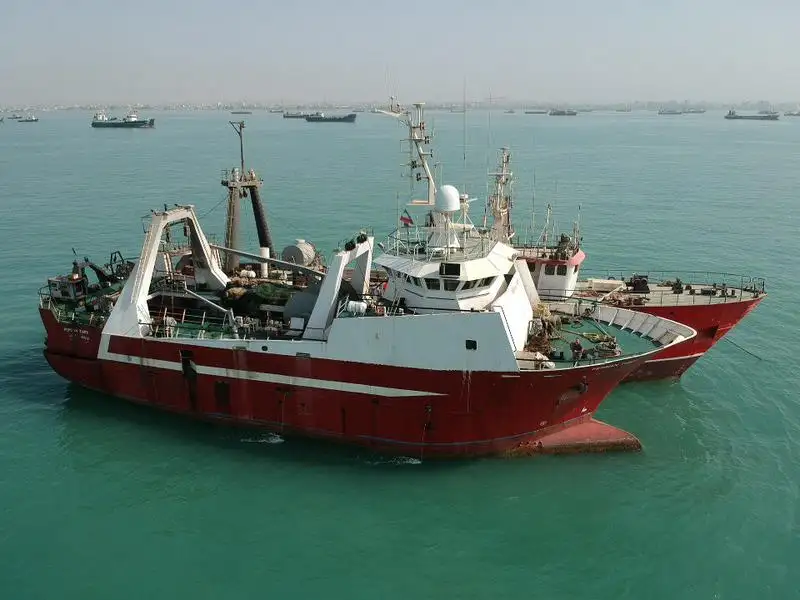 Tàu kéo lưới để bán