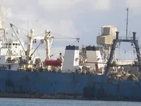 Tàu kéo lưới để bán