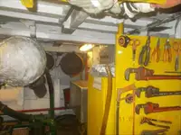 Tàu chở thủy thủ đoàn để bán
