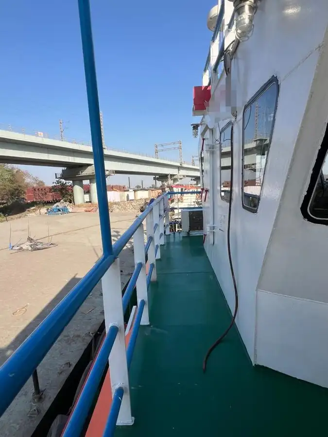 Tàu kéo để bán