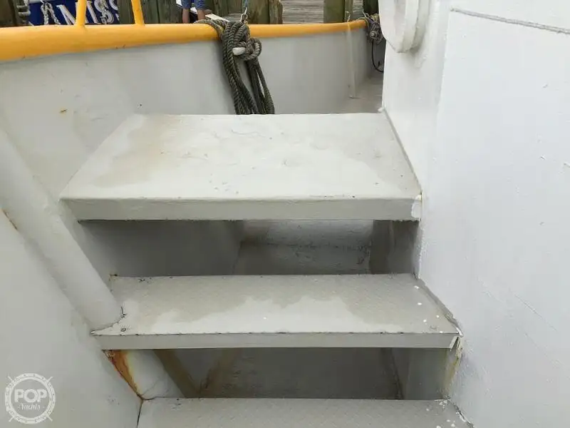 Tàu kéo lưới để bán