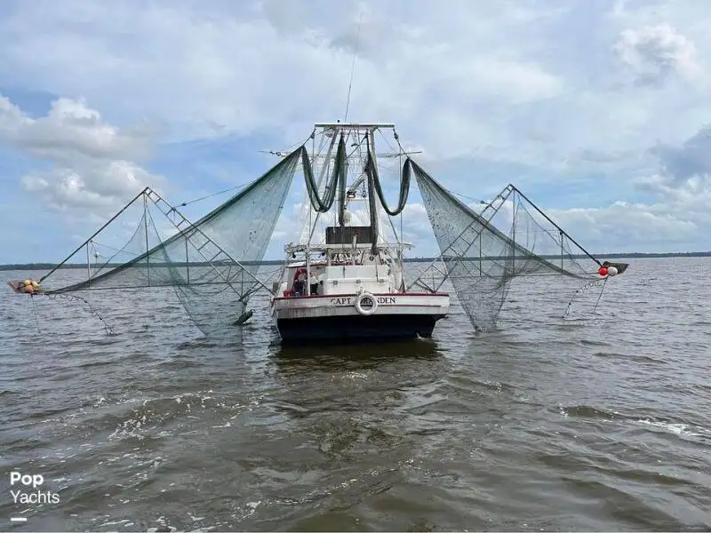 Tàu kéo lưới để bán