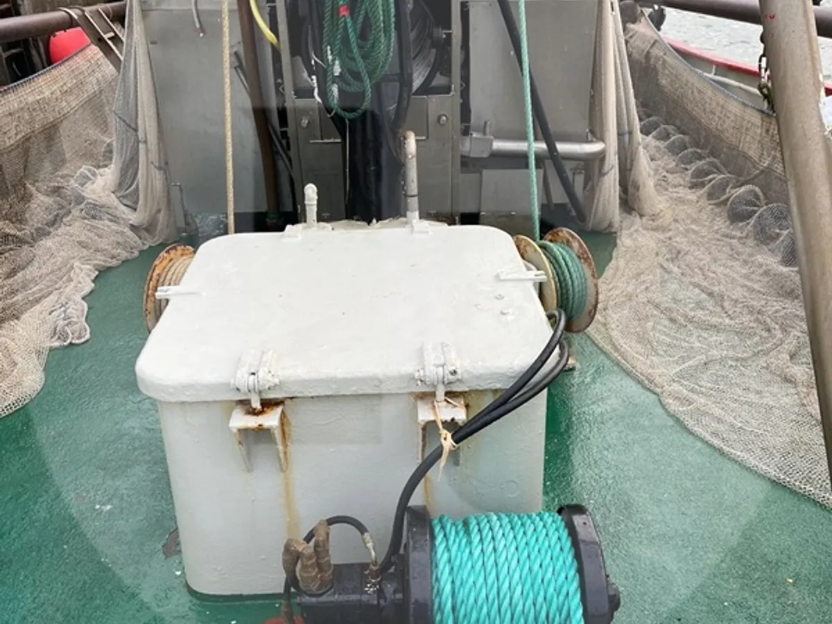 Tàu kéo lưới ngang để bán