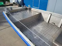 Thuyền làm việc rao bán