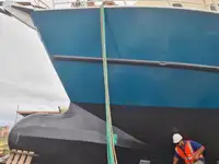 Tàu kéo lưới để bán