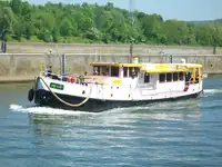 Tàu du lịch rao bán