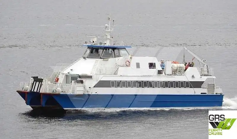 Tàu hai thân để bán