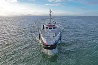 Tàu chở thủy thủ đoàn để bán