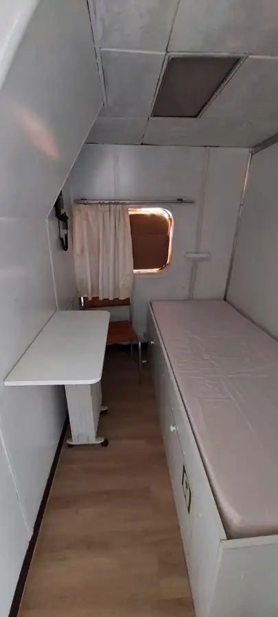 Tàu chở thủy thủ đoàn để bán