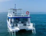 Tàu hai thân để bán