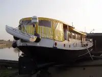 Tàu du lịch để bán