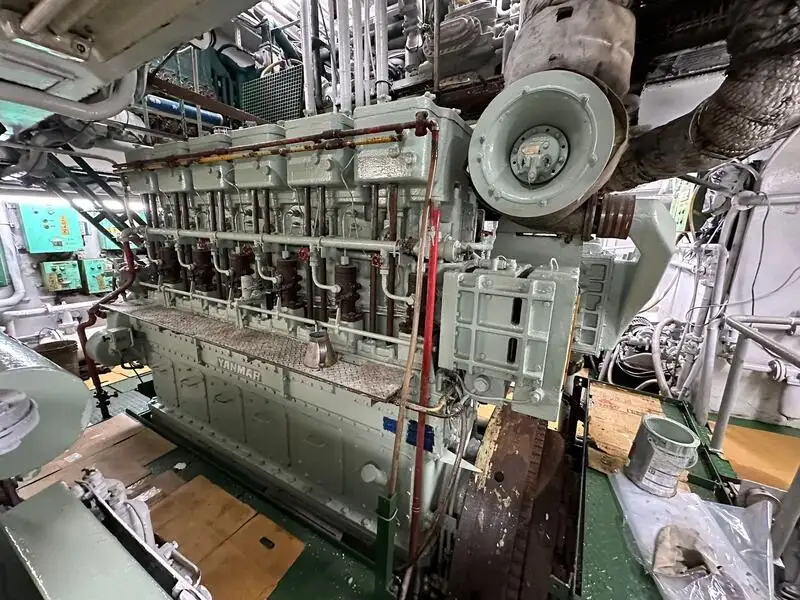 Tàu kéo lưới để bán