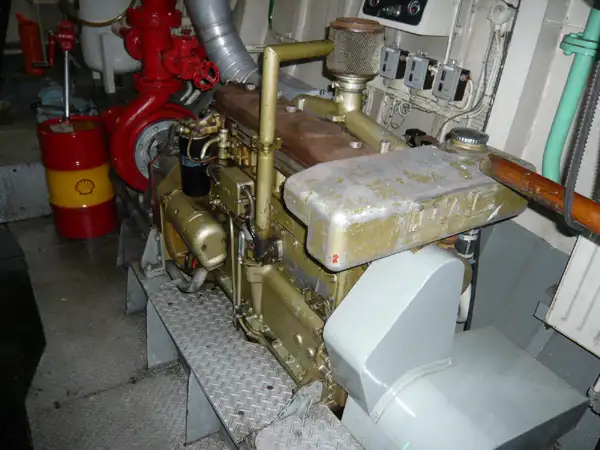 Tàu kéo để bán