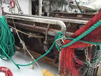 Tàu kéo lưới để bán