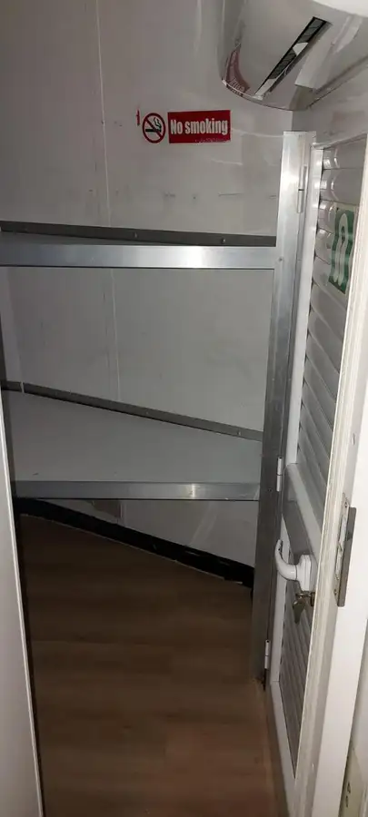 Tàu chở thủy thủ đoàn để bán