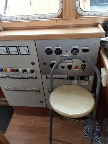 Tàu kéo lưới để bán