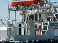 Tàu chở thủy thủ đoàn để bán