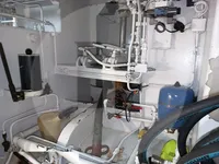 Tàu chở cá sống để bán