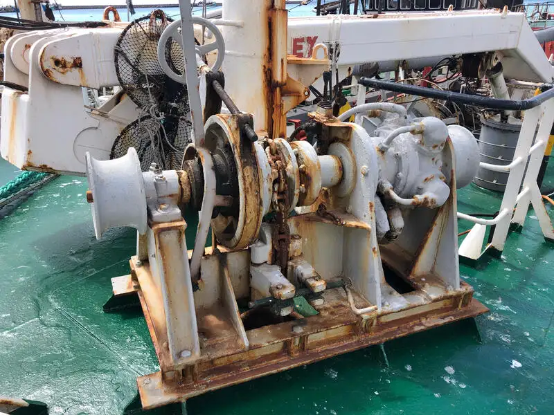 Tàu kéo lưới để bán