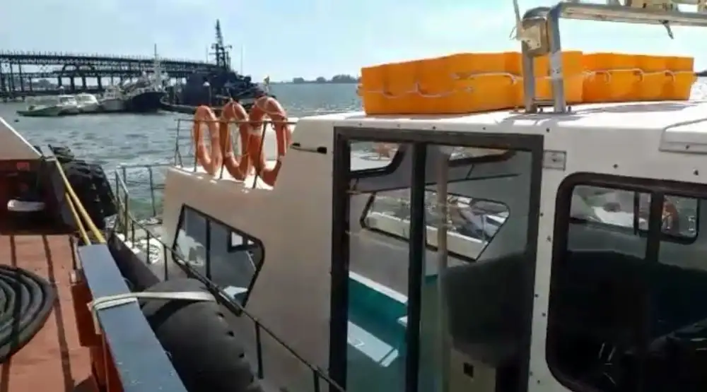 Tàu chở thủy thủ đoàn để bán