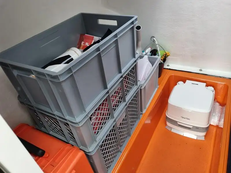 Tàu container để bán