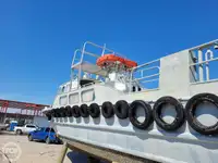 Tàu chở thủy thủ đoàn để bán