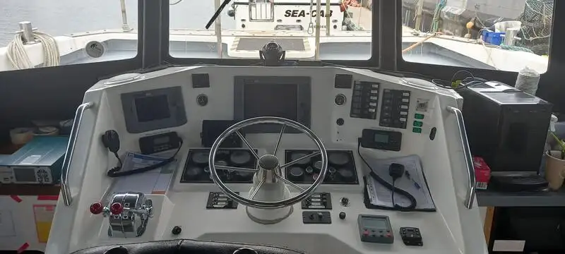 Tàu chở thủy thủ đoàn để bán
