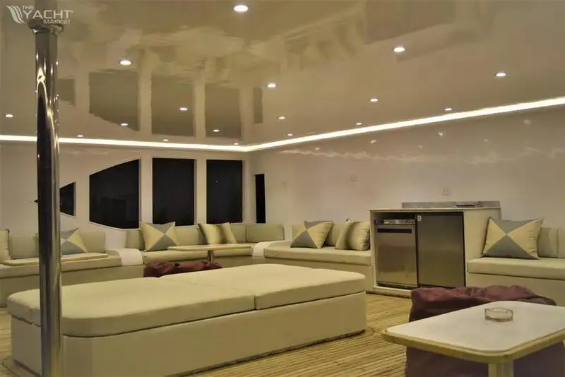 Tàu hỗ trợ lặn để bán