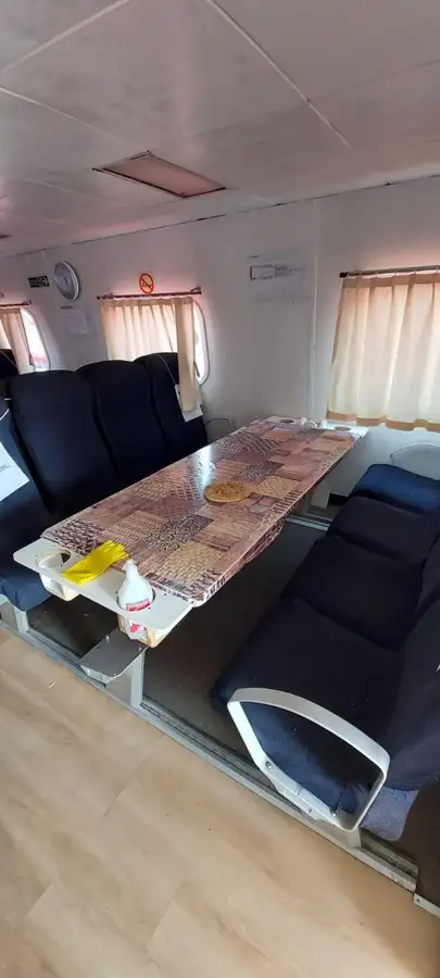 Tàu chở thủy thủ đoàn để bán