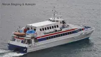 Tàu hai thân để bán