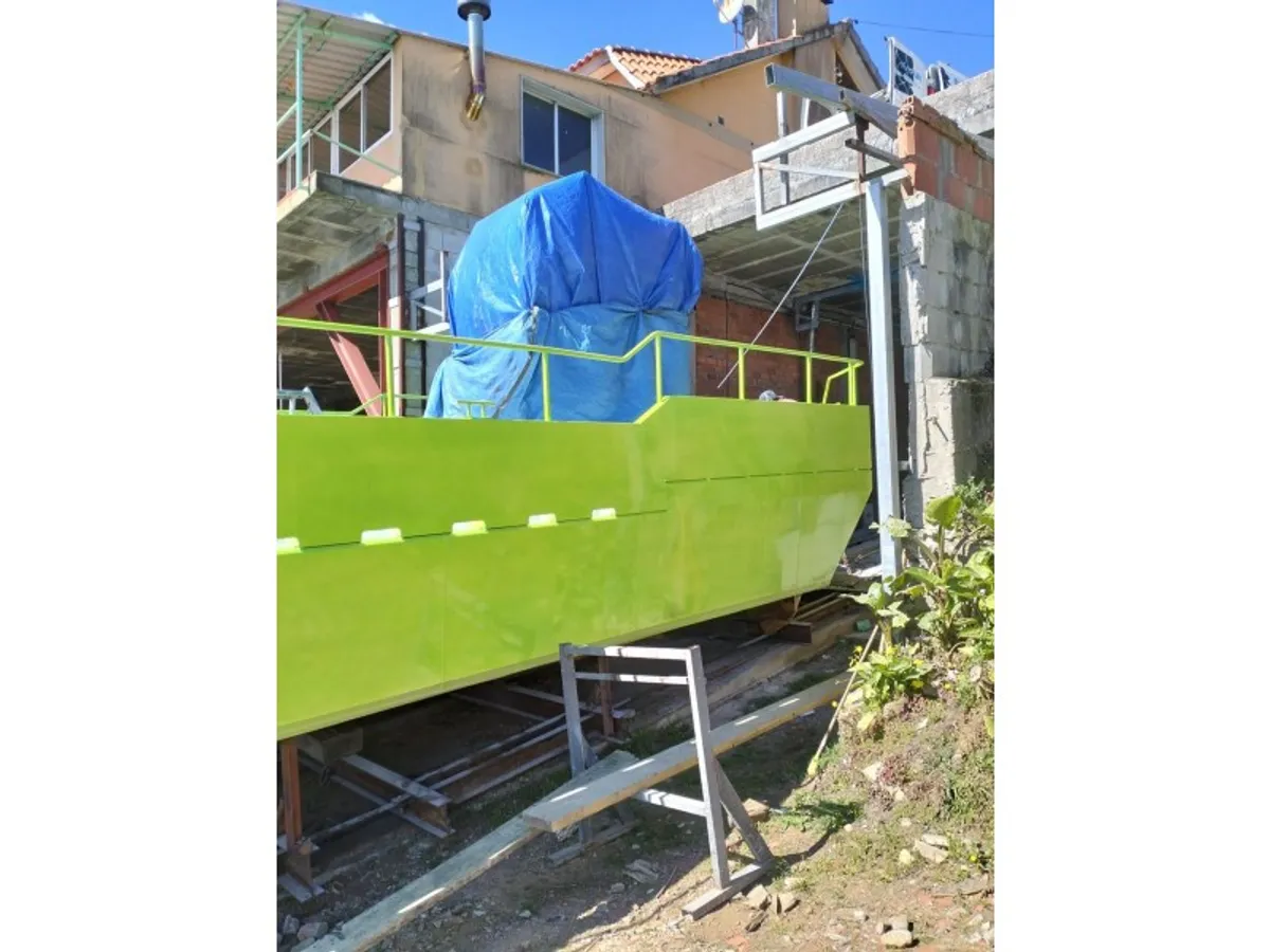 Tàu làm việc để bán