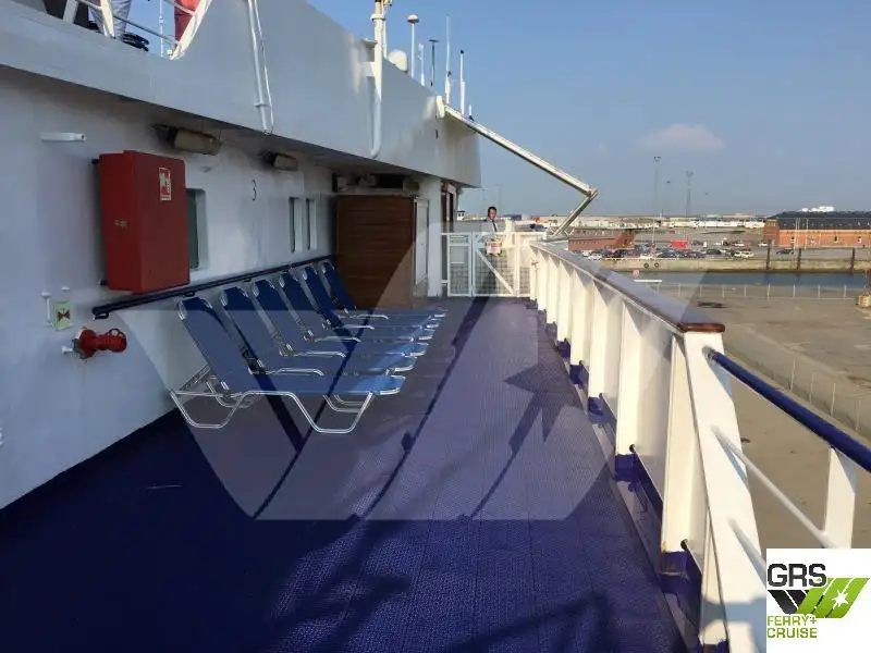 Tàu du lịch để bán