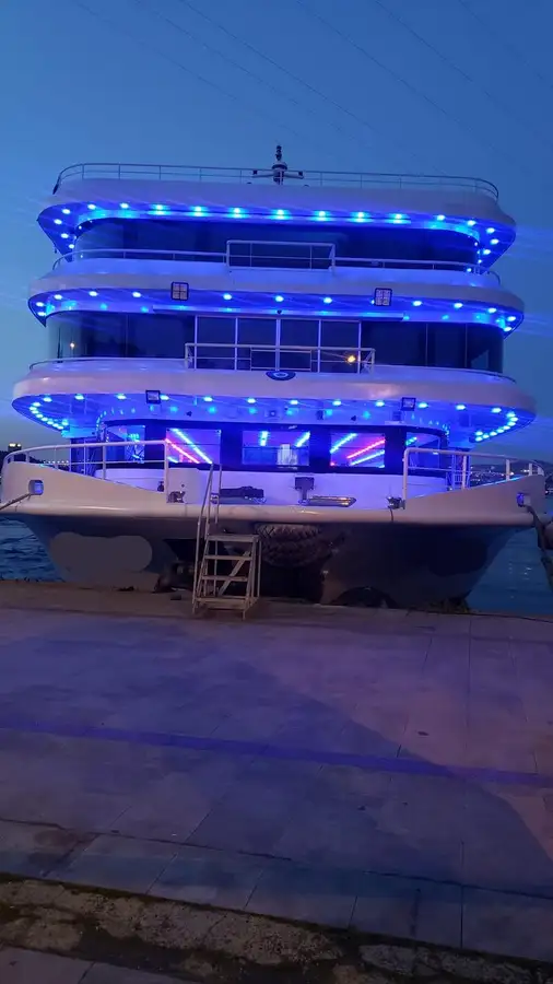 Tàu chở khách để bán
