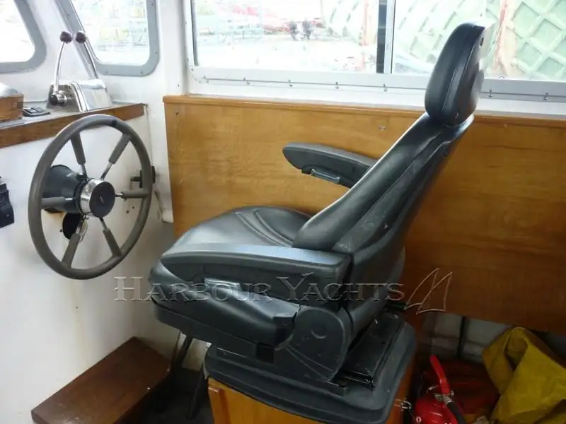 Tàu kéo lưới để bán
