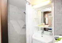 Tàu du lịch để bán