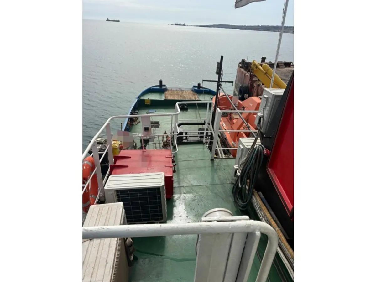 Tàu kéo để bán