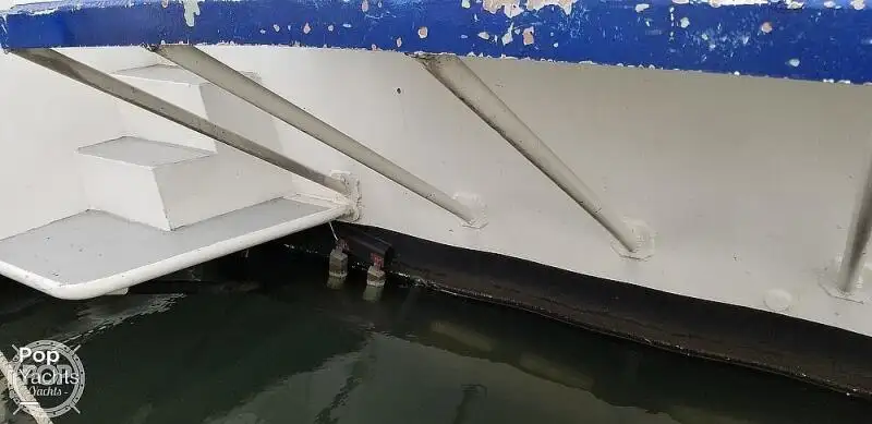 Tàu kéo lưới để bán