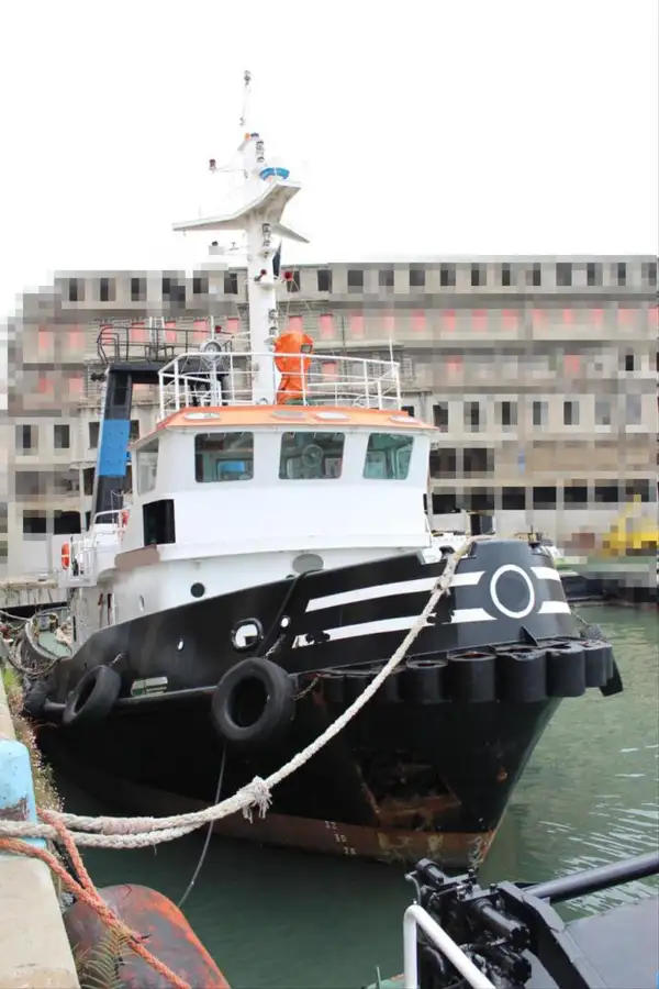 Tàu kéo để bán