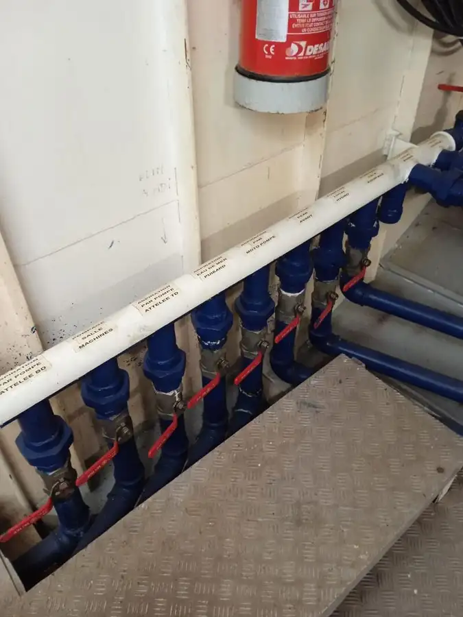 Tàu phà để bán
