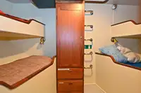 Tàu chở thủy thủ đoàn để bán