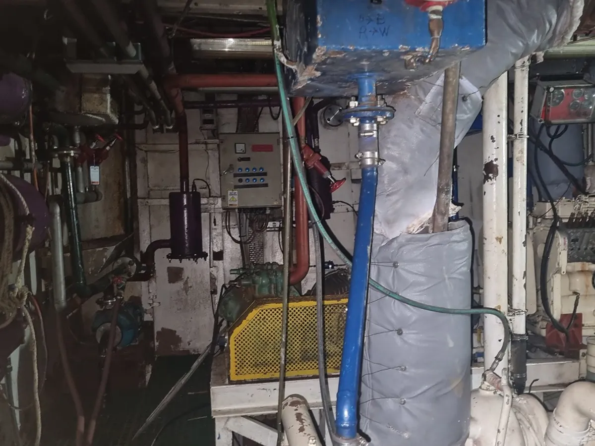 Tàu kéo lưới để bán