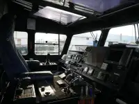 Tàu hai thân để bán