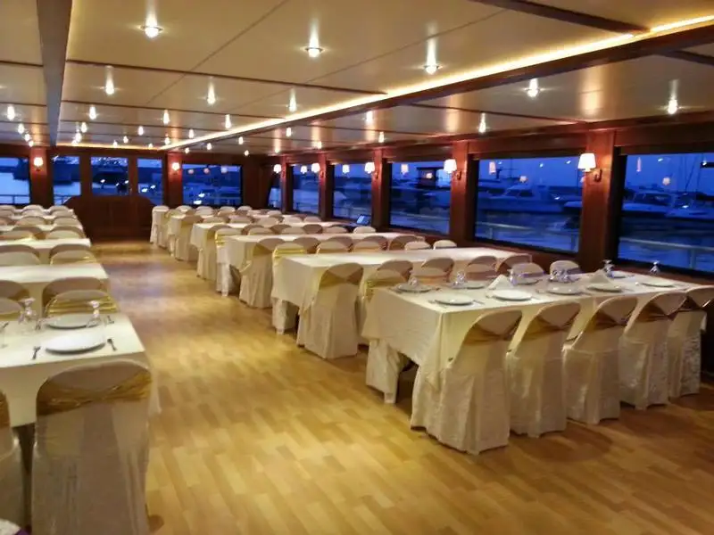 Tàu du lịch để bán