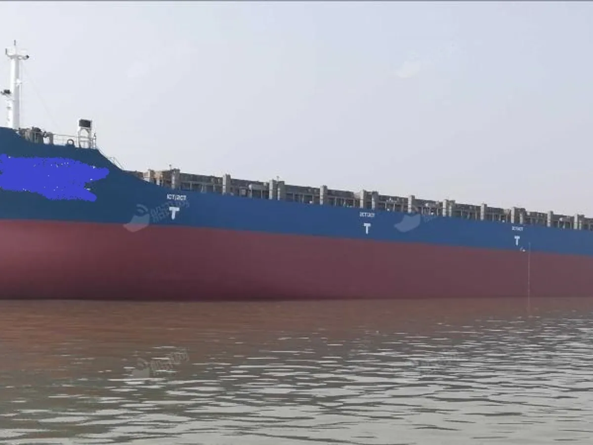 Tàu container để bán