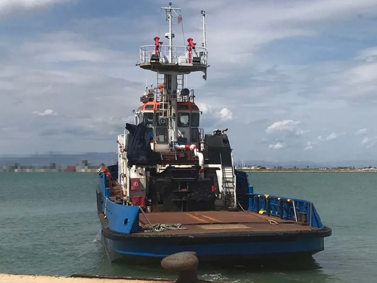 Tàu kéo để bán