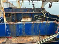 Tàu kéo lưới để bán